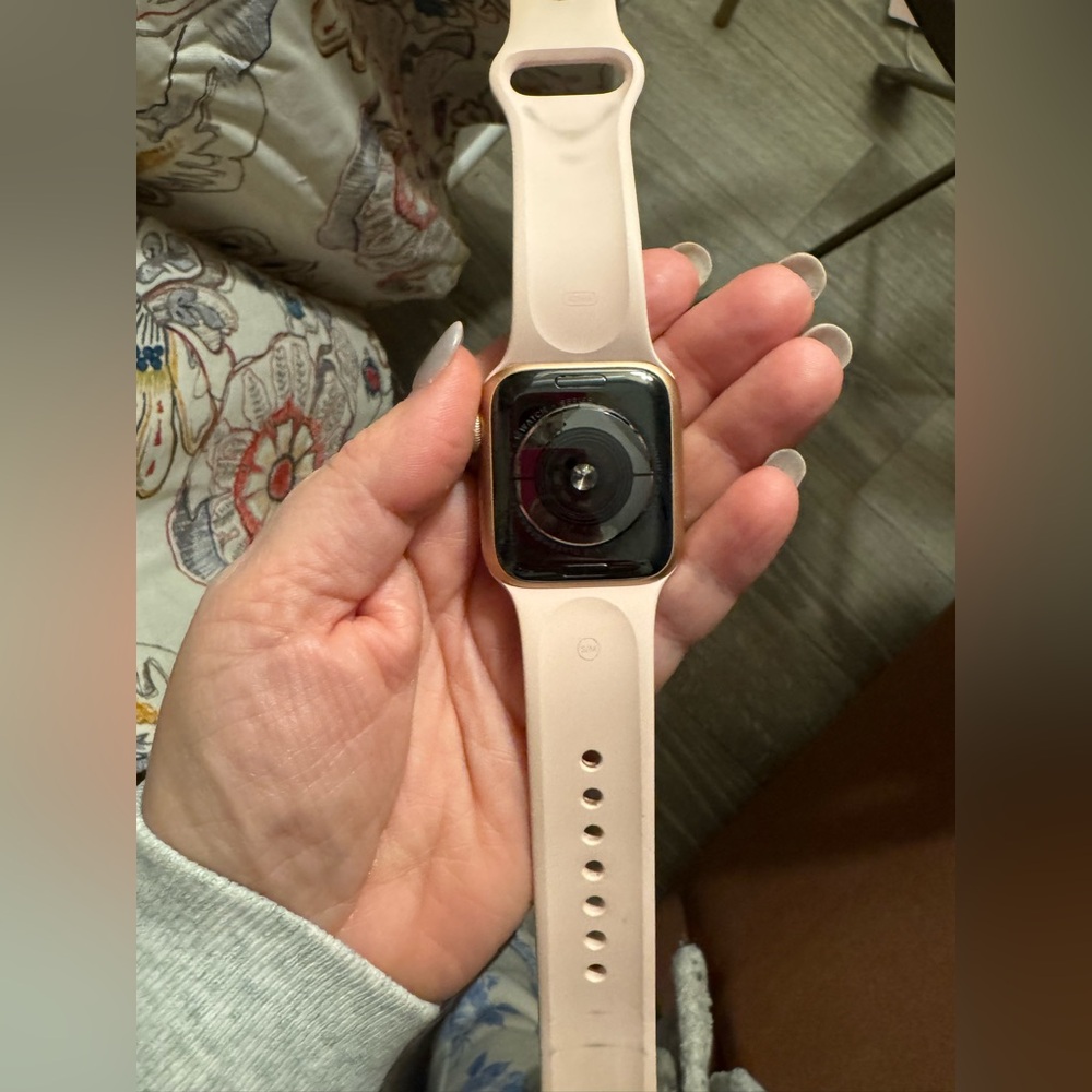 Apple Watch Series 4 40MM Rose Gold + charger + Heyday faux leather strap - Picture 6 of 10